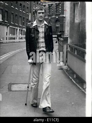 01 janvier 1977 - Balcombe street procès se poursuit à l'Old Bailey : Monsieur Stephen Ollerhead, 25, un ancien sergent de la Garde galloise, qui a perdu une jambe quand une bombe a explosé dans une maison publique près de son armée bast à Catherham, en août 1975 vu hier à Londres après avoir témoigné à l'Old Bailey. Ex-Guardsman Ollerhead, qui est maintenant un publicain dit de l'explosion : 'J'ai été jeté sur le sol et quand je suis venu à quelques secondes plus tard, j'ai pensé que j'étais bien et commencé à défricher les décombres sur moi. Puis j'ai vu mai jambe a été arrachée au-dessous du genou, juste mon tibia a été montrant : Banque D'Images