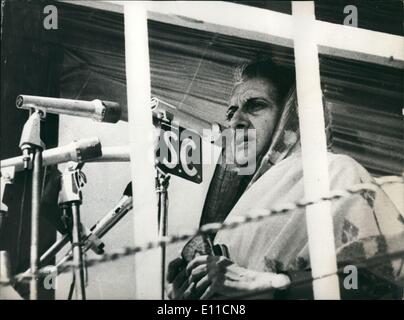 02 février 1977 - Mme Gandhi traite de rassemblement électoral : Mme Indira Gandhi, Premier ministre de l'Inde vu s'adressant à un rassemblement électoral organisé par le Congrès à diamond Harbour un sous-divisionnaire de la ville 24 paganas, Bengale occidental. Banque D'Images