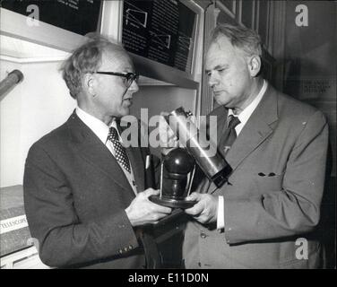 Avril 04, 1977 - Exposition de l'Observatoire Royal de Greenwich Château Herstmonceux Sussex ouverte par Patrick Moore : L'Observatoire Royal de Greenwich, Herstomnceux Château, Sussex a été ouverte aujourd'hui qu'une exposition permanente sur l'astronomie. La cérémonie a été effectuée par M. Partick Moore, le célèbre astronome qui est bien connu pour son programme de télévision 'Le ciel de nuit'. L'exposition, la première du genre jamais organisée à l'Observatoire, est logé dans une partie du château et les membres du public seront toujours en mesure de visiter le château Banque D'Images