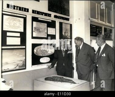 Avril 04, 1977 - Exposition de l'Observatoire Royal de Greenwich Château Herstmonceux Sussex ouverte par Patrick Moore : L'Observatoire royal de Greenwich, château Herstmonceux, Sussex a été ouverte aujourd'hui qu'une annonce exhibitiion sur l'astronomie. La cérémonie a été effectuée par M. Patrick Moore, le célèbre astronome qui est bien connu pour son programme de télévision 'Le ciel de nuit'. L'exposition, la première du genre jamais organisée à l'Observatoire, est logé dans une partie du château, et les membres du public seront toujours en mesure de visiter le château Banque D'Images