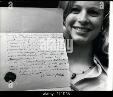 Avril 04, 1977 - Le mariage de Napoléon chez Sotheby's lignes : Le certificat de mariage de Napoléon et Joséphine ont été vendus chez Sotheby's pour aujourd'hui ,200. Photo montre une jeune femme qui est sur le personnel de Sotheby's détient le certificat de mariage de Napoléon et Joséphine écrit par cardinal Fesch après la cérémonie religieuse en décembre 1804. et se terminent par un divorce en 1809 qui a été vendu aujourd'hui pour ,200. Banque D'Images