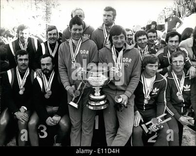 02 février 1977 - or, argent et bronze pour bob champions : Championnat du monde à quatre hommes bob. Photo montre gagnants de médailles, à gauche 3ème placé allemands de l'ouest avec Resch, Berg, Ohlwarter et 'The Fashion Centre, l'Est de l'Allemagne, les gagnants avec Nehmer, Gerhardt, Germeshausen et Bethge, à droite et 2ème placé équipe suisse avec Schaerer, Bachli, Marti et Benz. Banque D'Images