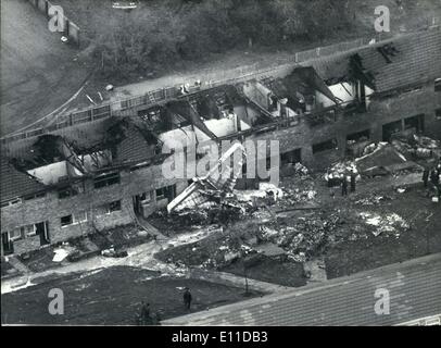 Mai 05, 1977 - cinq matrices comme avion hits homes : Un RAF Canberra s'est écrasé sur une rangée de maisons du conseil estate Huntingdon, Norfolk, tuant l'équipage de deux et trois enfants l'un des enfants était un bébé de quatre mois garçon, et les deux autres sœurs étaient de deux et quatre ans. L'avion qui revenait d'un vol de reconnaissance photo sur l'Ecosse et était à deux kilomètres de sa base d'origine à Wyton lorsque sans raison apparente il est allé hors de contrôle, qui tombe sur une rangée de maisons dans la région de Norfolk Street, Hartford, qui est à côté de la base aérienne Banque D'Images