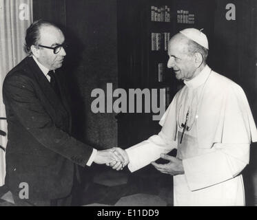 Feb 25, 1977 - Rome, Italie - Roy Jenkins, le président de la CEE Commissaires accueille le pape Jean-Paul I au Vatican.. Banque D'Images