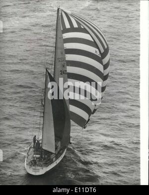 30 août 1977 - Whitebread Round-The-World Yacht Race. Photo montre : ?le 65ft, Tielsa Ketch néerlandais de mettre les voiles au début de la Whitebread Round-the-World yacht à Southsea, samedi dernier. Son skipper, Dirk Nanta, a quitté la grande évasion dans la Clipper Race 1976. Banque D'Images