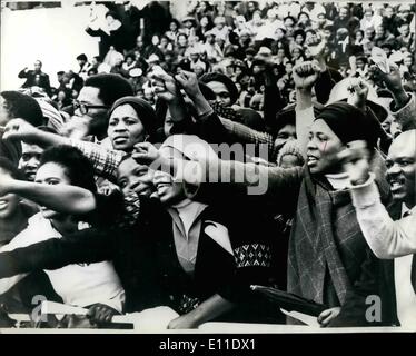 Septembre 09, 1977 - 20 000 ont assisté à des funérailles de chef noir Steve Biko : environ 20 000 personnes ont assisté à l'enterrement du stade sportif de 30 ans, Steve Biko, le leader noir qui est mort il y a quinze jours, à un appel de la police de Pretoria. Il a eu lieu à King William's Town, Afrique du Sud.. Les intervenants à cette conviction que le service de cinq heures Biko meurt violemment. La photo montre l'évolution des femmes noires donnant le pouvoir noir saluer pendant le service pour Leader Noir Steve Biko dans le sport Statium à King William's Town, Afrique du Sud, dimanche dernier. Banque D'Images