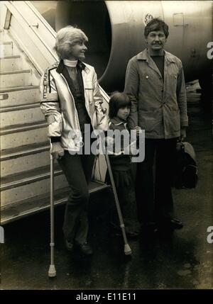 20 mai 1977 - Charles Bronson est en-tête pour le Festival de Cannes avec son épouse, Jill Ireland, et leur fille. Il est la star du nouveau film, ''Le White Buffalo. Banque D'Images