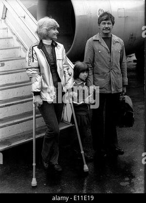20 mai, 1977 ; Paris, France ; acteur Charles BRONSON avec son épouse l'actrice Jill IRELAND et leur fille ZULEIKA en route pour le Festival de Cannes. (Crédit Image : KEYSTONE/ZUMAPRESS.com) Photos USA Banque D'Images