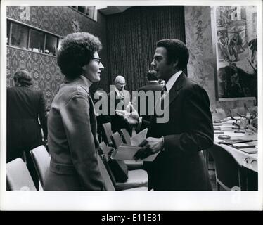 Septembre 09, 1977 - Soeur Janice McLaughlin & Andrew Young réunion du Conseil de sécurité des Nations Unies - la France a décidé à l'ONU - Préposition représentant à la Rhodésie. Soeur Janice McLaughlin a été expulsé de la réunion de la Rhodésie. Banque D'Images