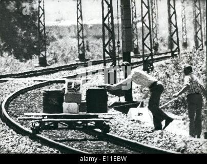 Juin 06, 1977 - Les terroristes Moluquois détiennent toujours 50 passagers d'un train à Gronincen. La photo montre la nourriture et boissons prises pour Banque D'Images