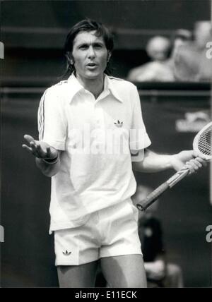 Juin 06, 1977 - Borg bat Nastase dans l'intention des célibataires 1/4 de finale à Wimbledon, Ilie Nastase affirmant Photo montre avec l'arbitre pendant le match contre Bjorn Borg. Borg a gagné 6-0, 8-6, 6-3A Banque D'Images