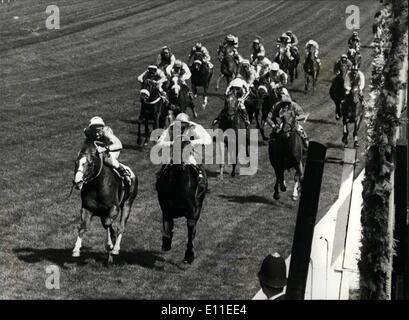 Juin 06, 1977 - Lester Piggott remporte son 8ème Derby sur le Minstrel Lester Piggott, équitation, le ménestrel a remporté son 8e Derby à Epsom chaude battre Grove à la deuxième place et les Français marié en rougissant préférés 3ème. Photo montre : le cours présente le ménestrel, la gauche et la lutte contre le chaud Grove et terminer le favori Français Blushing Groom sur les rails. Banque D'Images