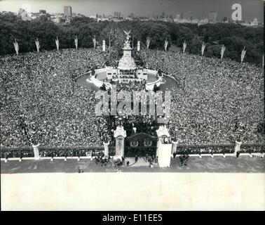 Juin 06, 1977 - Des milliers d'accueillir la Reine au palais de Buckingham. Des milliers de personnes ont été à l'extérieur de Buckingham palace aujourd'hui pour saluer la Reine et le Prince Philip et d'autres membres de la famille royale depuis le balcon de la Reine ce jubilé d'argent. La photo montre une vue générale montrant les milliers de personnes qui vivent en dehors du palace pour saluer la Reine. Banque D'Images