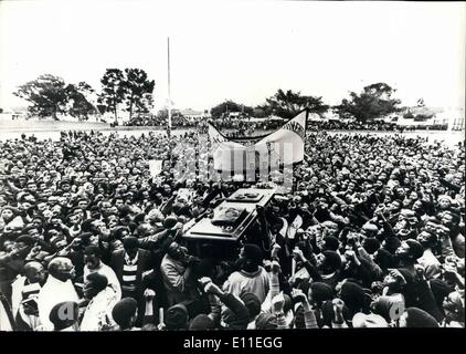 Septembre 09, 1977 - 20,00 a assisté à des funérailles de chef noir Steve Biko : environ 20 000 personnes ont assisté à l'enterrement du stade sportif de 30 ans, Steve Biko, le leader noir qui est mort il y a quinze jours dans une cellule de la police de Pretoria. Il a eu lieu à King William's Town, Afrique du Sud. Les intervenants à cette conviction que le service de cinq heures Biko meurt violemment. Photo montre des milliers de pouvoir saluer comme ils l'escorter le cercueil de la conscience noire chef Steve Biko au service commémoratif à King Willian's Town, Afrique du Sud, dimanche dernier. Banque D'Images