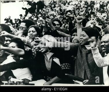 Septembre 09, 1977 - 20,00 a assisté à des funérailles de chef noir Steve Biko : environ 20 000 personnes ont assisté à l'enterrement du stade sportif de 30 ans, Steve Biko, le leader noir qui est mort il y a quinze jours dans une cellule de la police de Pretoria. Il a eu lieu à King William's Town, Afrique du Sud. Les intervenants à cette conviction que le service de cinq heures Biko meurt violemment. La photo montre l'évolution des femmes noires donnant le pouvoir noir saluer pendant le service pour leader noir Steve Biko dans le sport Statium à King William's Town, Afrique du Sud, dimanche dernier. Banque D'Images