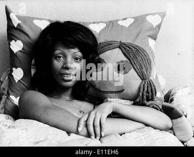 Singer Donna Summer jette au lit avec doll Banque D'Images