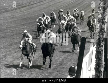 Juin 06, 1977 - Lester Piggott remporte son 8ème derby sur le ménestrel : Lester Piggott équitation Le ménestrel a remporté son 8e Derby à Epsom battre aujourd'hui Sex Grove à la deuxième place elle la favorite française rougissant Groom en 3ème. Photo montre à la grosse montre la harpe, la gauche et la lutte contre le chaud Grove et terminer le favori français sur les railes Blushing Groom Banque D'Images