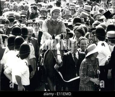 Juin 06, 1977 - Lester Piggott remporte son 8ème derby sur le ménestrel : Lester Piggott équitation Le ménestrel a remporté son 8e Derby à Epsom battre aujourd'hui Sex Grove à la deuxième place et le Blushins Français Groom préféré en 3ème. Photo montre la harpe avec Lester Piggott par être entraîné dans après avoir remporté sa 8ème Derby à Epsom aujourd'hui. Banque D'Images