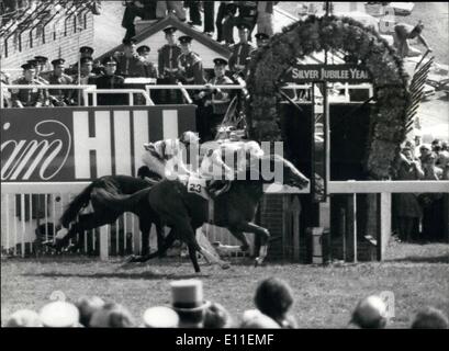 Juin 06, 1977 - Lester Piggott remporte son 8ème Derby sur le Ministrel : Lester Piggott équitation le Ministrel sur son 8e Derby à Epsom battre aujourd'hui Sex Grove en 2e place et la Favorite française rougissant qui était marié 3ème. Photo montre le Ministrel (n° 23) L., vu Piggett passant au poteau avec bain Grove W. Carson un deuxième étroit. Banque D'Images