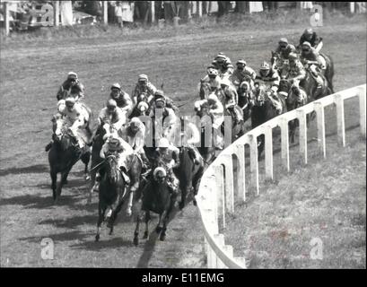 Juin 06, 1977 - Lester Piggott remporte son 8ème Derby sur le Mintrel : Lester Piggott équitation le Mintrel a remporté son 8e Derby à Epsom battre aujourd'hui Sex Grove en 2e place et la favorite française rougissant qui était marié 3ème. Photo montre. Le domaine vu venir tour Tattenham corner aujourd'hui lors de Derby à Epson. Banque D'Images