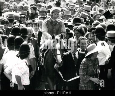 Juin 06, 1977 - Lester Piggott remporte son 8ème Derby sur le ménestrel : Laster Piggott débarrasser le ménestrel a remporté son 8e Derby à Epsom battre aujourd'hui Sex Grove à la deuxième place et le Favori français marié en rougissant 3ème. Photo montre la harpe avec Lester Piggott par être entraîné dans son vin après 8ème Derby à Epsom aujourd'hui. Banque D'Images