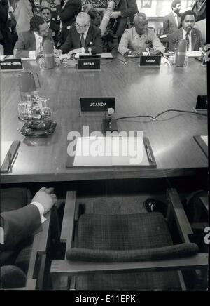 Juin 08, 1977 - La Conférence du Commonwealth s'ouvre à Londres. Le premier ministre James Callaghan, centre, avec M. Ramphal, secrétaire général du Secrétariat du Commonwealth, à gauche, et le Président Kenneth Kaunda de la Zambie, s'asseoir en face de l'Uganian vacant président à l'ouverture de la conférence de Lancaster House. Banque D'Images