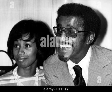 Sammy Davis Jr., chanteur avec femme Altovise Banque D'Images