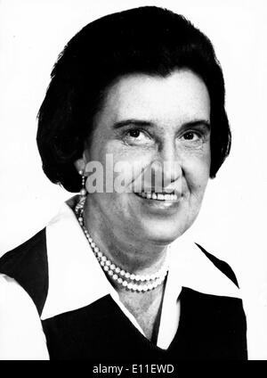 Oct 05, 1977 ; New York, NY, USA ; Dr S. ROSALYN YALOW du Bronx Veternas Hospital de New York a gagné le Prix Nobel de médecine en octobre 1977. Banque D'Images