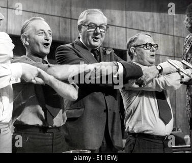 Le premier ministre britannique James Callaghan à une conférence FRANK ALLAUN et RON HAYWARD chanter Banque D'Images