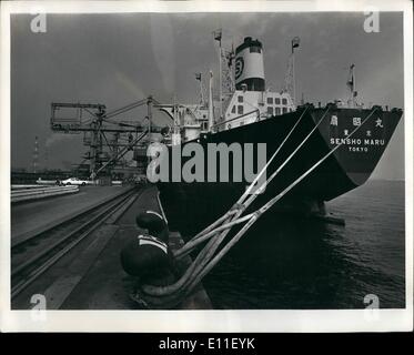 10 octobre 1977 - Nippon Kokan Steel Plant Fukuyama, Japon - Troisième Rouged Steel Company au Japon : mondes plus grand complexe d'élaboration de l'acier avec la capacité d'acier brut de 16 millions de tonnes métriques par année - gros matériel & Équipements ordinateurs contrôlés 100 000 tonnes Sensko Maru construit au chantier naval Nippon Kokan décharger le minerai de fer de l'Australie à la Fukuyama Docks. Crédit : Brian Alpert/Keystone Banque D'Images