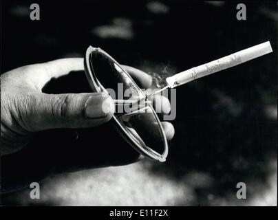 Juillet 07, 1977 - un briquet à l'énergie solaire une mini-solar-power-station pour les fumeurs : c'est le dernier gadget d'un inventeur Suisse. La cigarette est ramassé dans le centre d'un réflecteur parabolique qui recueille des rayons du soleil et dévie eux concentrés sur la cigarette. Il fonctionne même à travers les fenêtres, aussi longtemps que le soleil passe à travers. (Distribution:Ray S.A., Etagnieres sur Lausanne, Suisse) Banque D'Images