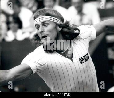 Juillet 07, 1977 - Bjorn Borg et Jimmy Connors en finale de la mens des célibataires à Wimbledon : Dans la finale hommes de Wimbledon demain ce sera entre Bjorn Borg de Suède le tenant du titre et Jimmy Connors d'Amérique. Photo montre : Bjorn Borg vu en action gagnante quand son chemin pour la finale en battant V Gerulaitis en demi-finale sur le Centre court hier. Banque D'Images