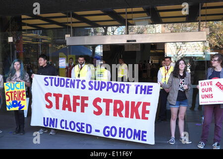 Sydney, Australie. 21 mai, 2014. Le personnel a mis en grève sur les salaires et les conditions de l'avant d'une manifestation étudiante à l'échelle nationale contre le budget fédéral. Crédit : martin berry/Alamy Live News Banque D'Images