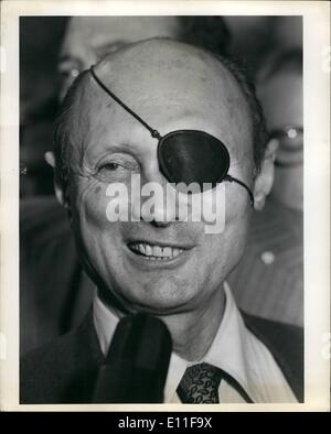 10 octobre 1977 - Moshe Dayan à la conférence de presse à l'ONU Plaza Hotel. Banque D'Images