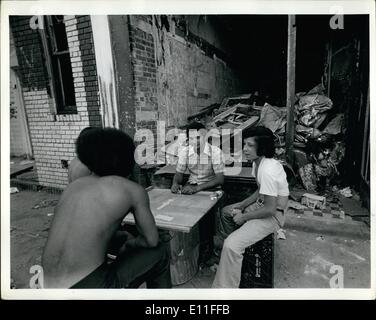 Juillet 07, 1977 - Section Bushwick Brooklyn : jeu de domino - les jeunes en face de Burnt Out store détruit au cours de la Juillet Banque D'Images