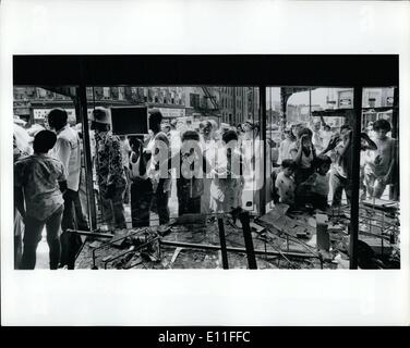 Juillet 07, 1977 - La Section de Bushwick Brooklyn, New York les résidents de la section Bushwick Brooklyn de peer à travers la fenêtre de l'un des nombreux magasins pillés dans ce domaine de Brooklyn à New York après la panne. Banque D'Images