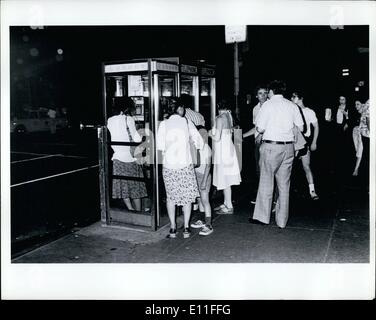 Juillet 07, 1977 - Les gens se précipiter pour les cabines téléphoniques au cours de la panne à New York. Banque D'Images