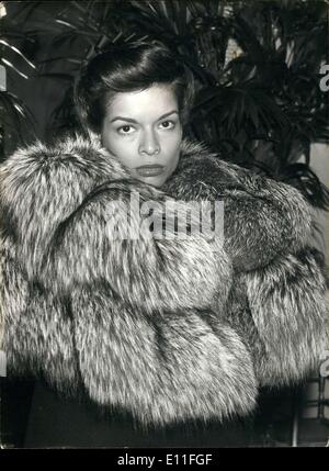 Juillet 10, 1977 - Bianca Jagger, épouse de Mike Jagger, le célèbre chanteur dans la ''Rolling Stones,'' a présenté l'une de Marc Bohan's creations lors de la présentation de la nouvelle haute-couture Christian Dior collection pour l'automne et l'hiver de 1977-1978. Banque D'Images