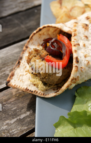 Pains plats avec remplissage de l'hummus et Falafel Banque D'Images