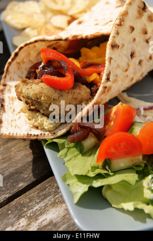 Pain plat avec des falafels, hoummos et poivron rôti du remplissage Banque D'Images