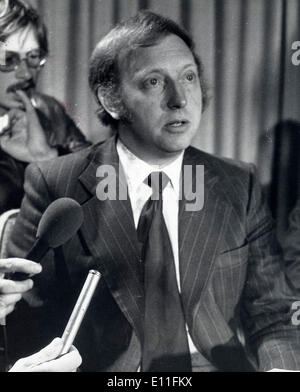 Jul 25, 1977 - Londres, Angleterre, Royaume-Uni - Arthur Scargill parle à la presse au nom de son ami Maurice Jones après les agents de police sont venus et ont arrêté Jones après son arrivée à Londres. Banque D'Images