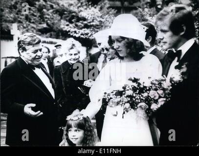 08 août 1977 - Enlèvement d'Hanns-Martin Schleyer : Dans le cadre d'eh enlèvement du président de l'Association, Hanns-Martin Schleyer, nous place cette photo, qui a été prise le 27 août 1977, à votre disposition. Il Shcleyer montre (à gauche) au mariage de son second fils aîné Arndt (28) avec Christiane Frank, la fille d'un industriel, qui étudie le droit comme son mari. Banque D'Images