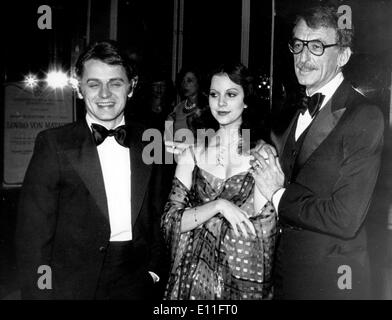 Nov 01, 1977 ; Monte Carlo, Monaco ; le film "Le virage" a été présenté lors de la Sporting Club de Monte Carlo au profit de la Fondation Princesse Grace de Monaco. La photo montre Mikhaïl Barychnikov et LESLIE BROWNE stars de 'Le point tournant' avec HERBERT ROSS la scène setter (D) au Sporting Club de Monte Carlo. Banque D'Images