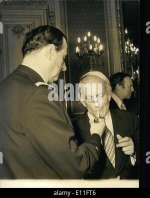 03 nov., 1977 - L'amiral Philippe de Gaulle lights René Lévesque (le premier ministre du Canada) cigarette lors d'une réception donnée hier soir en l'honneur de l'ancien ministre de la Justice. Banque D'Images