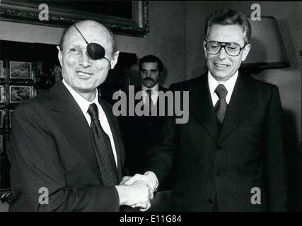 01 janvier 1978 - Moshe Dayan à Rome. : Ministre des affaires étrangères israélien Moshe Dayan est arrivée à Rome sur une visite de quatre jours pour des discussions sur les derniers mouvements de paix au Moyen-Orient avec les dirigeants italiens et le Pape Paul. Dayan a appelé les premiers ministre des Affaires étrangères italien Arnaldo FORLANI et, plus tard, Giulio Andretti. Sur Thurdsday Jan 12 il sera reçu par le Pape Paul au Vatican. Photo montre Moshe Dayan est accueilli par Arnaldo FORLANI à Villa Madama sa résidence officielle à Rome. Banque D'Images