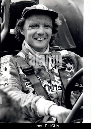 Le 15 novembre 1977 - Niki Lauda commence avec ses sentiers Brabham Alfa Romeo voiture. Champion du monde de course de voiture Niki Laudat assurée la nouvelle BT45 12 cylindres Brabham Alfa Romeo voiture aujourd'hui à l'Autodrome de Vallelunga près de Rome, suivi par une foule de fans de voiture de course. Lauda qui cessent de Ferrari en tant que pilote de course leur ace après avoir remporté le titre de champion du monde, va maintenant pilot Brabham Alfa Romeo dans le prochain les courses de Formule 1. Banque D'Images