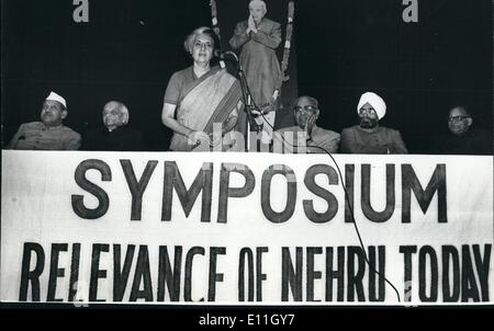Le 12 décembre 1977 - L'ancien Premier Ministre Mme Indira Gandhi s'adressant à un colloque sur "La pertinence de Nehru aujourd' à Mavalankar Hall à New Delhi. Vu de gauche sont M. S.D. Sharma, M. S.A., M. V.P. Dange Naik (qui a présidé) M. Giani Zain Singh, M. Devgun et Savita. Banque D'Images