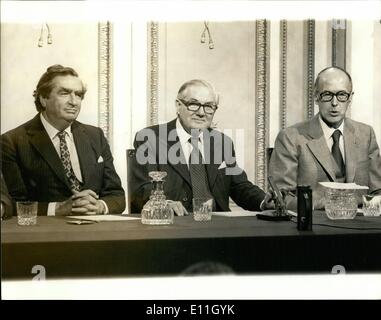 Le 12 décembre 1977 - Le Président Giscard d'Estaing et le premier ministre Callaghan donner leur conférence de presse à Raf. Holton-Bucks : à la fin de leur deux jours d'entretiens le Premier Ministre Jim Callaghan et le président Giscard d'Estaing a tenu à la conférence de presse finale à Halton House, RAF Halton, BUcks, ce matin devant le président de gauche à voler accueil à Paris. Photo montre (L-R) Chancelier Denis Healy, le premier ministre James Callaghan et Valory président français Giscard d'Estaing lors de la conférence de presse d'aujourd'hui. Banque D'Images