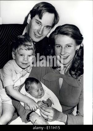 21 décembre 1977 - 21 décembre 1977 Premières images du duc et de la duchesse de Gloucester's nouveau bébé. Le dernier membre de la famille royale est Lady Davina Elizabeth Alice Benedikte Windsor, né quatre jours après, le fils de la princesse Anne est la fille du duc et de la duchesse de Gloucester. Lady Davina pesé dans le monde en 7lb 11oz. Photo montre : le duc et la duchesse de Gloucester qui pose pour un portrait de famille à Kensington Palace avec leurs enfants, le comte d'Ulster, 3, et quatre semaines Lady Davina. Banque D'Images