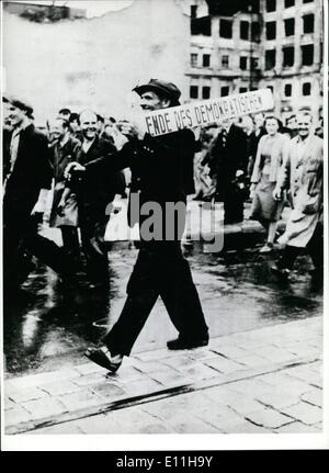 Juin 06, 1978 - il y a 25 ans, la révolte de Berlin-est/RDA : Dans la République fédérale d'Allemagne le 17 juin a été déclaré comme un jour férié national - c'est le jour de l'insurrection à Berlin et la République démocratique allemande, qui est maintenant, il y a 25 ans. Produit par-spontanées de protestation des grèves et des manifestations dans l'Est de Berlin le 16 juin 1953 contre le maintien de la norme de l'emploi augmenter, ce qui a été décidé un mois avant, le 17 juin et il y a dans de nombreuses villes industrielles central allemand et aussi dans les territoires ruraux ont eu lieu des émeutes (libéral et similaires) : l'un Banque D'Images